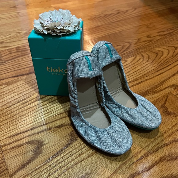 Tieks Silver Lake- size 8 like new with box and flower - Picture 4 of 6